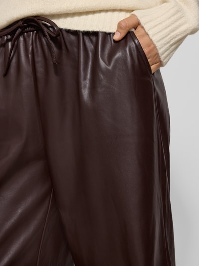 VILLA SOPHIE Wide Fit Stoffhose in Leder-Optik Modell 'Judy' Dunkelbraun 3