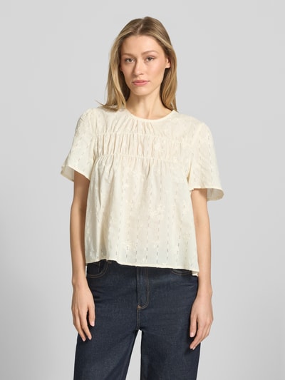 Modelka kobieca nosi Blusenshirt mit Stitchings Modell 'LANA' od ICHI, kremowy, bawełniano-wiskozowy, krój regular fit, widok z przodu, ujęcie całej sylwetki.