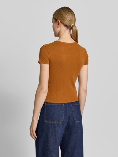 Vrouwenmodel draagt T-Shirt in Pointelle-Strick mit Rundhalsausschnitt van Jake*s Casual in effen bruin, getailleerde fit, katoenen textuur, geheel van achteren gezien.