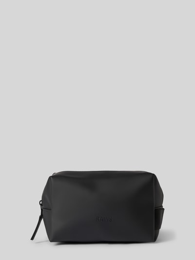 Produktfoto, Wash Bag mit Logo-Detail von Rains in Schwarz mit Reißverschluss, Seitentasche und Trageriemen, glatte Oberfläche, Kontext: Herren Wash Bag von Rains mit Hauptfach, Steckfach innen, Trageriemen, Breite ca. 20 cm, Länge ca. 14 cm, Tiefe ca. 11 cm, Schulterriemenlänge ca. 14 cm.