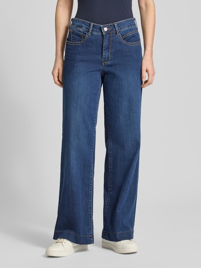 Kobiece modelka nosi Jeans mit 5-Pocket-Design od MAC z bawełnianą mieszanką stretch, luźny krój, szerokość w rozmiarze 36/32: 41 cm, długość wewnętrzna nogawki: 81 cm, widok całej sylwetki z przodu.