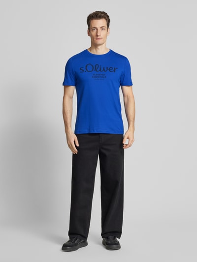 s.Oliver RED LABEL Regular Fit T-Shirt aus reiner Baumwolle mit Statement-Label-Print Royal 1