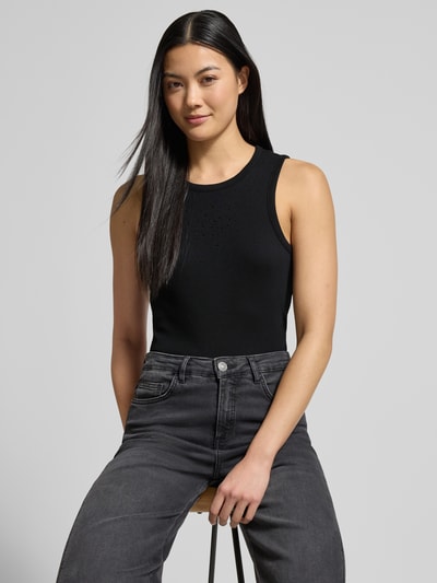 Frauenmodel trägt Slim Fit Tank Top aus Baumwoll-Mix von Tom Tailor Denim, Optik: Unifarben, Passform: Slim Fit, Rundhals, breite Träger, Materialverarbeitung: Feinripp, Ganzkörperansicht von vorne.