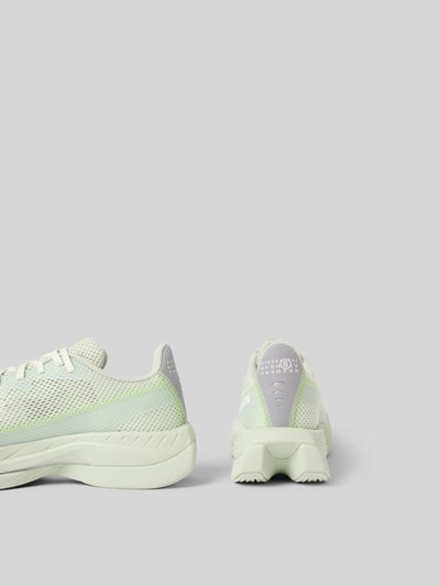 Produktfoto, Sneaker mit Lochmuster von MM6 Maison Margiela, abgerundete Form, strukturierte Sohle, Label-Details in Hellgrün und Grau
