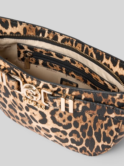 Produktfoto, Handtasche im Allover-Look Modell 'CIRENE' von Guess mit Label-Applikation, Reißverschluss und Schulterriemen, Leopardenmuster, Innenansicht, beige-braune Töne, Abmessungen laut Kontext, strukturierte Oberfläche.