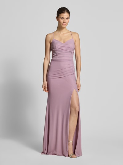 Frauenmodel trägt Slim Fit Abendkleid mit Gehschlitz von Luxuar in Flieder, mit Spaghetti-Trägern und Raffungen, Ganzkörperansicht von vorne.