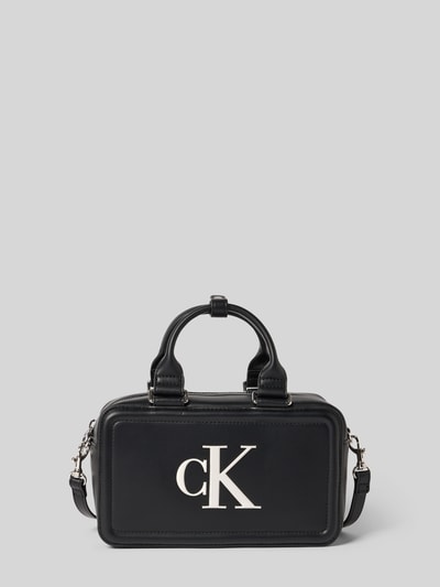 Produktfoto, Crossbody Bag in Leder-Optik von CK Calvin Klein mit Logo-Print, Hauptfach mit Reißverschluss, schwarze Struktur, 24x14x8 cm, abnehmbarer Schulterriemen, Größe 1.
