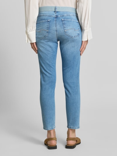 Frauenmodel trägt Cropped Hose mit elastischem Bund Modell 'ORNELLA' von Angels aus Baumwoll-Mix mit Stretch-Anteil, Ganzkörperansicht Rückansicht.