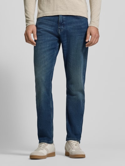 Männermodel trägt Slim Fit Jeans aus Baumwoll-Mix Modell 'SMU ONYX' von BOSS Orange in Denim-Optik, 5-Pocket, Ganzkörperansicht von vorne.