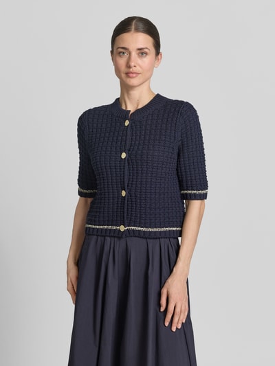 Frauenmodel trägt Slim Fit Cardigan in Strick-Optik von ROBE LÉGÈRE in Dunkelblau, Baumwoll-Mix, Halbarm, Rundhalsausschnitt, durchgängige Knopfleiste, Ganzkörperansicht von vorne.
