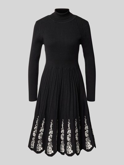 Produktfoto, Knielanges Strickkleid aus Viskose-Mix von Apricot, taliowany krój, stójka, efekt prążkowania, długi rękaw, spódnica linia a, fałdy, kwiatowe hafty, długość do kolan, długość tyłu w rozmiarze S: 99 cm, szerokość w rozmiarze S: 34 cm, długość rękawów w rozmiarze S: 60 cm