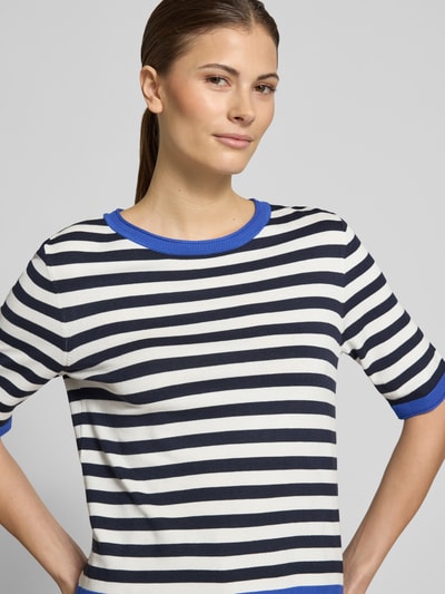 Frauenmodel trägt Strickshirt aus Viskose-Mix mit Rundhalsausschnitt von Betty Barclay, navy-weiß gestreift, Nahaufnahme Oberkörper.