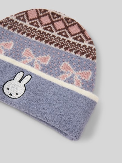 Produktfoto, Mütze in Strick-Optik mit Motiv-Stitching Modell 'MIFFY' von DAISY STREET, fliederfarben mit rosa Muster, weiche Textur, Umlege-Saum
