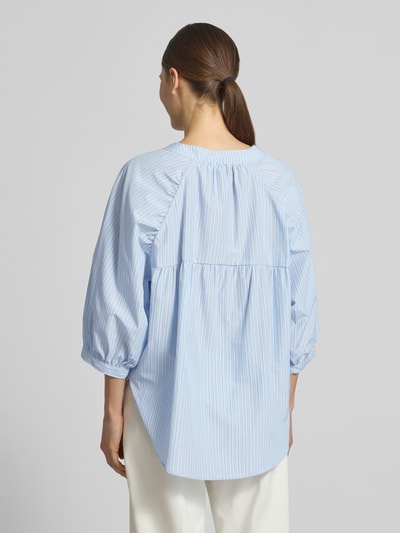 Männermodel trägt Regular Fit Bluse mit Raffungen Modell 'Cassy' von Soyaconcept, jasnoniebieskie paski, bawełna, półrękaw, okrągły dekolt, długość tyłu 70 cm, długość rękawa 50 cm, widok całej sylwetki od tyłu