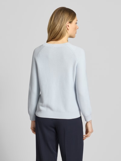 Frauenmodel trägt Boxy Fit Strickpullover aus reiner Baumwolle Modell 'FOVILA' von BOSS, Optik: Unifarben, Raglanärmel, Ganzkörperansicht Rückansicht