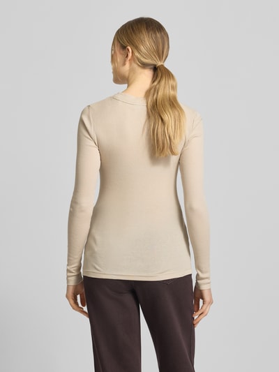 Frauenmodel trägt Slim Fit Langarmshirt aus Baumwoll-Mix von Marc O'Polo, Optik: Unifarben, Rundhals, Ripp, Ganzkörperansicht Rückansicht.