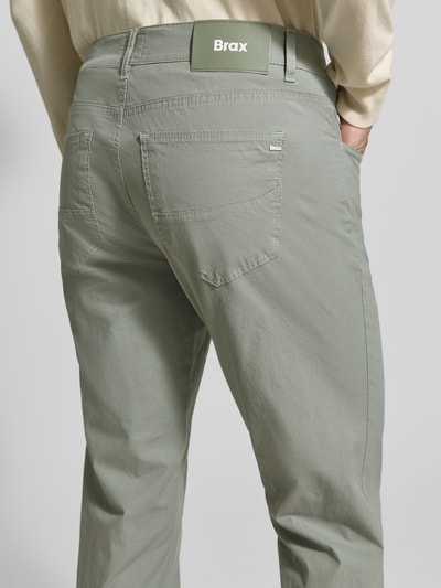 Männermodel trägt Regular Fit Hose mit 5-Pocket-Design aus katoenmix Modell 'Cadiz' van Brax, effen, detailopname achteraan.