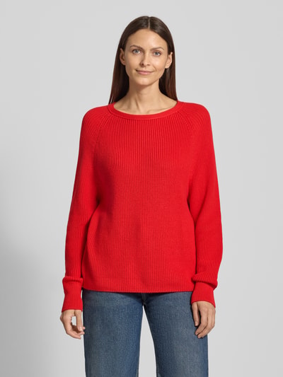 Frauenmodel trägt Relaxed Fit Strickpullover aus reiner Baumwolle von Marc O'Polo in Rot, grob gestrickt, unifarben, Rundhals, Ganzkörperansicht von vorne.