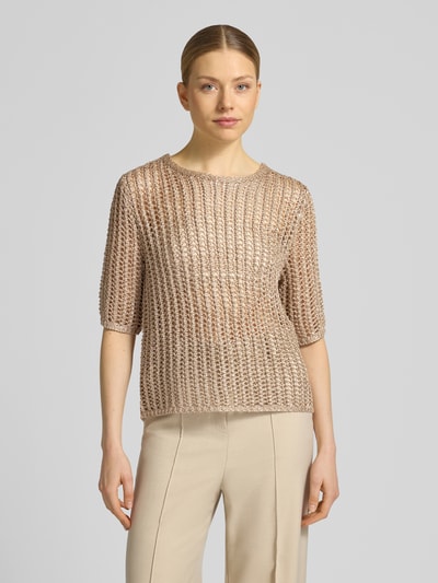 Frauenmodel trägt Regular Fit T-Shirt aus Viskose-Mix in Strick-Optik von Betty Barclay, Damen T-Shirt mit U-Boot-Ausschnitt, Lochmuster, Halbarm, beige Farbtöne, Rückenlänge 60 cm, Ärmellänge 29 cm, Ganzkörperansicht von vorne.