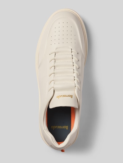 Produktfoto, Sneaker aus Leder mit Label-Detail van Barracuda, heren sneaker van echt leer met afgeronde punt, vetersluiting, labeldetail, hakhoogte maat 44: 4 cm, schachthoogte: 8 cm, schachtbreedte: 9 cm, gebroken wit, glad oppervlak, oranje accent