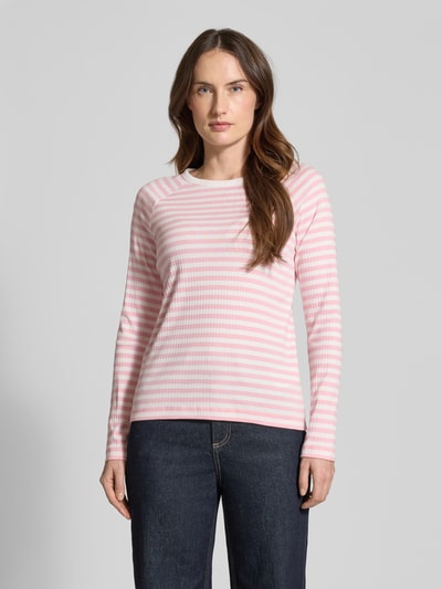 Frauenmodel trägt Slim Fit Longsleeve mit Rundhalsausschnitt Modell 'Sorka' von OPUS, rosa-weiß gestreift, reine Baumwolle, Ganzkörperansicht von vorne.
