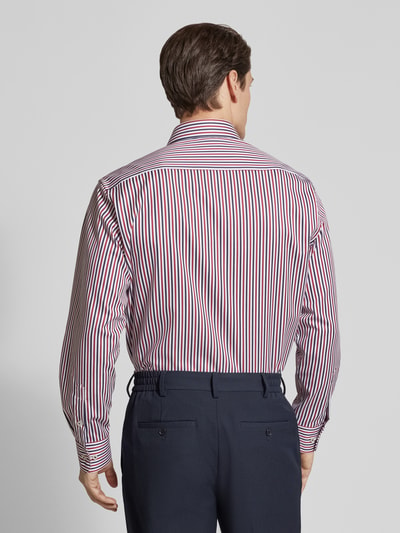 Männermodel trägt Regular Fit Business-Hemd mit Kentkragen von ETERNA in rot-blau gestreifter Reine Baumwolle, Ganzkörperansicht Rückansicht. Rückenlänge bei Größe 40: 80 cm, Schulterbreite 44 cm, Ärmellänge 64 cm, mit durchgängiger Knopfleiste, Langärmelig, Sportmanschetten, Brusttasche.