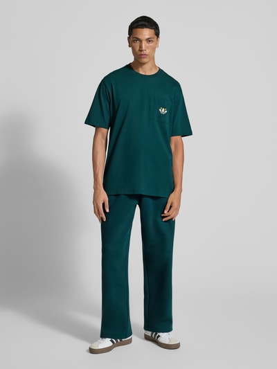 adidas Originals T-shirt met borstzak en labelstitching Donkergroen - 1