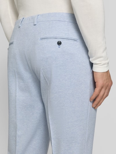 Männermodel trägt Slim Fit Anzughose aus Viskose-Mix Modell 'Brad' von JOOP! Collection in Hellblau, Gesäßtaschen, Nahaufnahme Rückansicht.