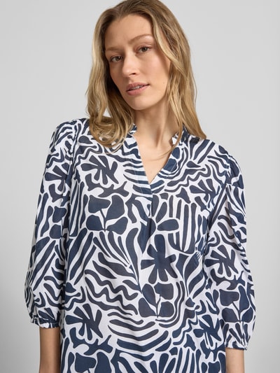 Frauenmodel trägt Relaxed Fit Tunika-Bluse mit floralem Allover-Print von Christian Berg Woman aus Reine Baumwolle, Nahaufnahme Oberkörper.