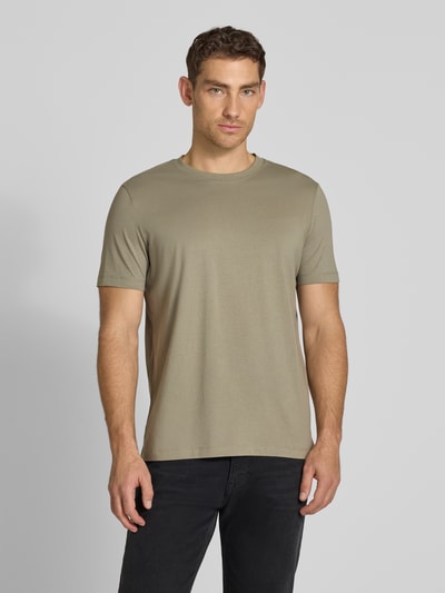 Męski model nosi Regular Fit T-Shirt aus reiner Baumwolle von s.Oliver RED LABEL, jednolity, krój regular fit, bawełniany jersey, przód w pełnej sylwetce.