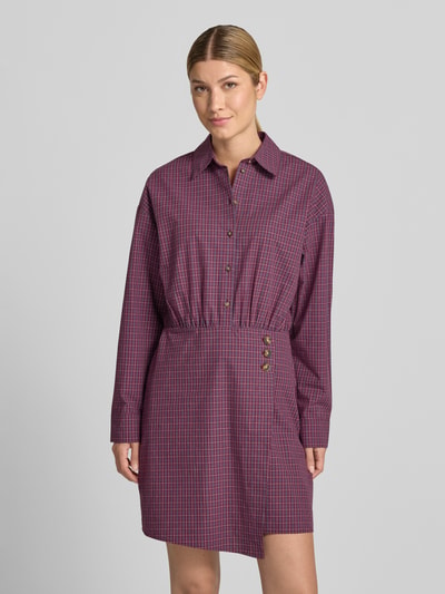 Kobieta modelka nosi tailliertes Freizeitkleid aus reiner Baumwolle von Jake*s Casual w kolorze fioletowym z kratką, sukienki casualowe, całkowity widok z przodu.