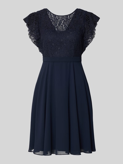 Produktfoto, Knielanges Cocktailkleid mit Rundhalsausschnitt von Jake*s Cocktail in Dunkelblau, taillierter Schnitt, Spitzenoberteil, blickdichtes Unterkleid