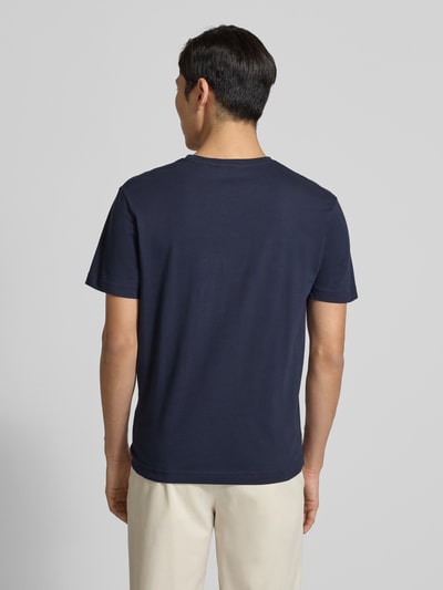 Männermodel trägt Regular Fit T-Shirt mit Label-Stitching Modell 'SHIELD' von GANT, unifarben, reine Baumwolle, Ganzkörperansicht Rückansicht.