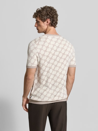 Männermodel trägt T-Shirt mit Viskose-Anteil und Rundhalsausschnitt Modell 'Ravao' von JOOP! Collection im Modern Fit, Rückansicht