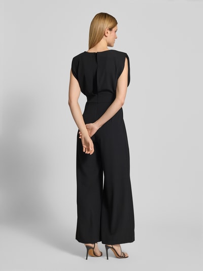 Frauenmodel trägt Regular Fit Jumpsuit mit Rundhalsausschnitt von Rinascimento in Schwarz, ärmellos, tailliert, Ganzkörperansicht Rückansicht.