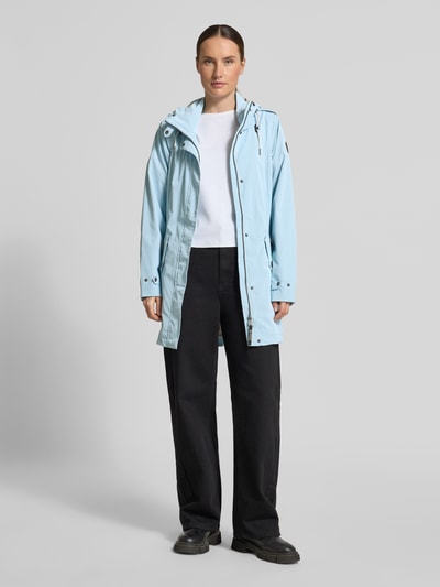 Vrouwenmodel draagt lichtblauwe dames jack met capuchon en tunnelkoord, regular fit, ritszakken, mouwsluitingen, model 'GS94' van G.I.G.A. DX, ruglengte 83 cm, schouderbreedte 40 cm, borstwijdte 47 cm, mouwlengte 55 cm, model recht van voren, volledige lichaamsaanzicht.