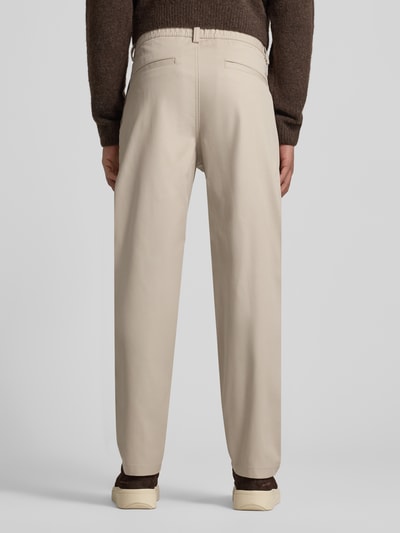 Männermodel trägt Tapered Chino mit Kordelzug Modell 'CHINO ST-P' von BOSS Orange, Optik: Unifarben, Passform: Tapered, Baumwoll-Mix, Ganzkörperansicht Rückansicht.