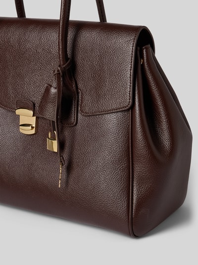 Produktfoto, dunkelbraune Handtasche mit Tragehenkeln Modell 'SIENA' von Mango, strukturierte Lederoptik, goldener Klickverschluss, Nahaufnahme. Innenfach mit Reißverschluss, Hauptfach mit Überschlag, Breite 38 cm, Länge 31 cm, Tiefe 18 cm, Schulterriemenlänge 66 cm.