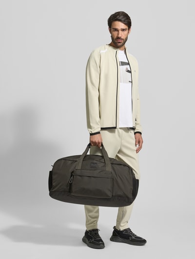 Męski model prezentuje Weekender mit abnehmbarem Crossboby-Riemen Modell 'NORTHWOOD ADDISON' od Strellson, kolor jednolity, widok całej sylwetki z przodu.