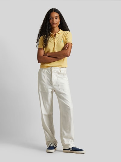 Kobiece modelka nosi Slim Fit Poloshirt aus Baumwoll-Mix von Polo Ralph Lauren, jednolity kolor, wyhaftowane logo, kołnierzyk polo, zapięcie na krótka listwa guzikowa, krótki rękaw, wykończenie z rozcięciem, pika, mieszanka bawełny, całkowity widok z przodu