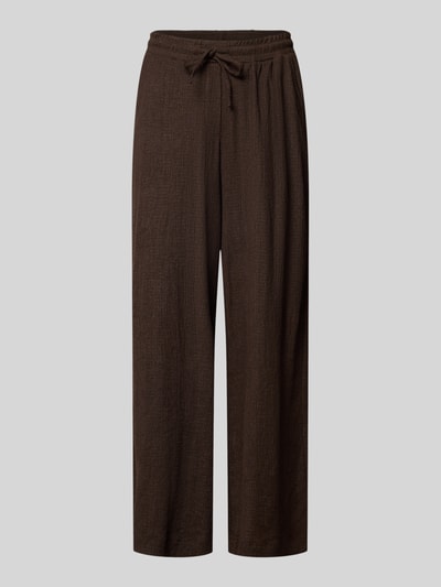 Produktfoto, Wide Fit Stoffhose mit Strukturmuster Modell 'Mileni' von OPUS in Dunkelbraun, elastischer Bund, Eingrifftaschen, strukturierte Oberfläche, elastischer Material-Mix, Tunnelzug, Damenhose