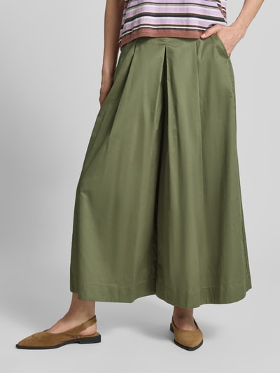 Kobiece modelka nosi Wide Fit Stoffhose mit Bundfalten od Christian Berg Woman, zielona bawełna, szerokość w rozmiarze 36: 36 cm, długość wewnętrzna 61 cm, widok na całe nogi z przodu