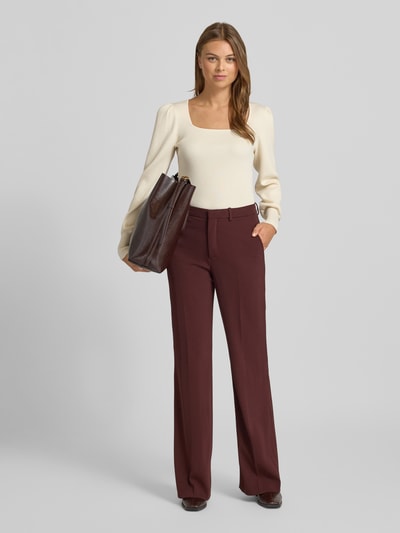 Frauenmodel trägt Strickpullover mit Puffärmeln Modell 'DIEKA' von Lauren Ralph Lauren in Creme, Ripp-Optik, Karree-Ausschnitt, Ganzkörperansicht von vorne. Damen Strickpullover aus Baumwoll-Mix mit Modal-Anteil, Slim Fit, Rückenlänge 58 cm, Ärmellänge 67 cm.