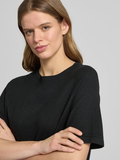 Frauenmodel trägt Regular Fit Strick-Shirt mit kurzem Raglanärmel Modell 'BREE' von Pieces, Optik: Unifarben, Rundhals, Materialverarbeitung: Strick, Nahaufnahme Oberkörper.