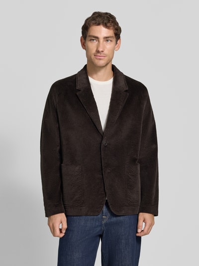 Männermodel trägt Sakko mit aufgesetzten Eingrifftaschen Modell 'YACODA' von DRYKORN, brauner Baumwoll-Mix mit Stretch, Regular Fit, Reverskragen, Knopfleiste, strukturierte Cord-Textur, Ganzkörperansicht von vorne.