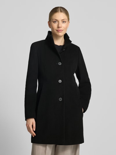 Vrouwenmodel draagt Regular Fit Mantel aus Woll-Mix mit Kaschmir-Anteil van FUCHS SCHMITT in zwart met steekzakken en opstaande kraag, regular fit, getailleerde pasvorm, knoopsluiting, ruglengte maat 36: 83 cm, schouderbreedte: 41 cm, borstwijdte: 42 cm, mouwlengte: 64 cm, voorkant hele lichaam.