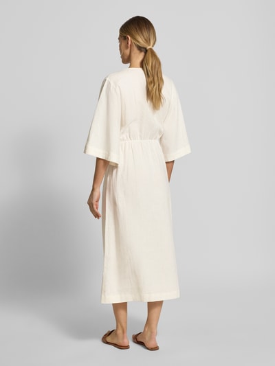 Frauenmodel trägt Midikleid aus Leinen-Mix mit Kimonoärmeln Modell 'Laura' von GUIDO MARIA KRETSCHMER WOMAN, Rückansicht, tailliert, cremefarben