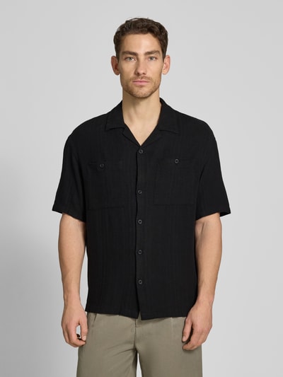 Männermodel draagt Loose Fit vrijetijdsoverhemd uit leinen-viscose-mix van Tom Tailor Denim, look: effen, korte mouw, borstzak, enkele knopenrij, logo-applicatie, reverskraag, heren, Ganzkörperansicht von vorne.