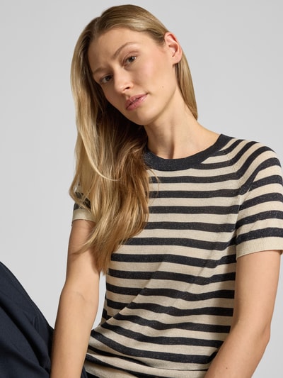 Frauenmodel trägt Regular Fit T-Shirt aus Viskose-Mix in Strick-Optik von Jake*s Collection, beige-schwarz gestreift mit Rundhalsausschnitt, Nahaufnahme Oberkörper.