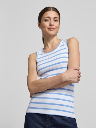 Kobiece modelka nosi Slim Fit Top mit Logo-Stitching Modell 'Telma' von JOOP!, biało-niebieskie paski, okrągły dekolt, krój slim fit, długość tyłu 60 cm w rozmiarze 36, zbliżenie na górną część ciała z przodu.